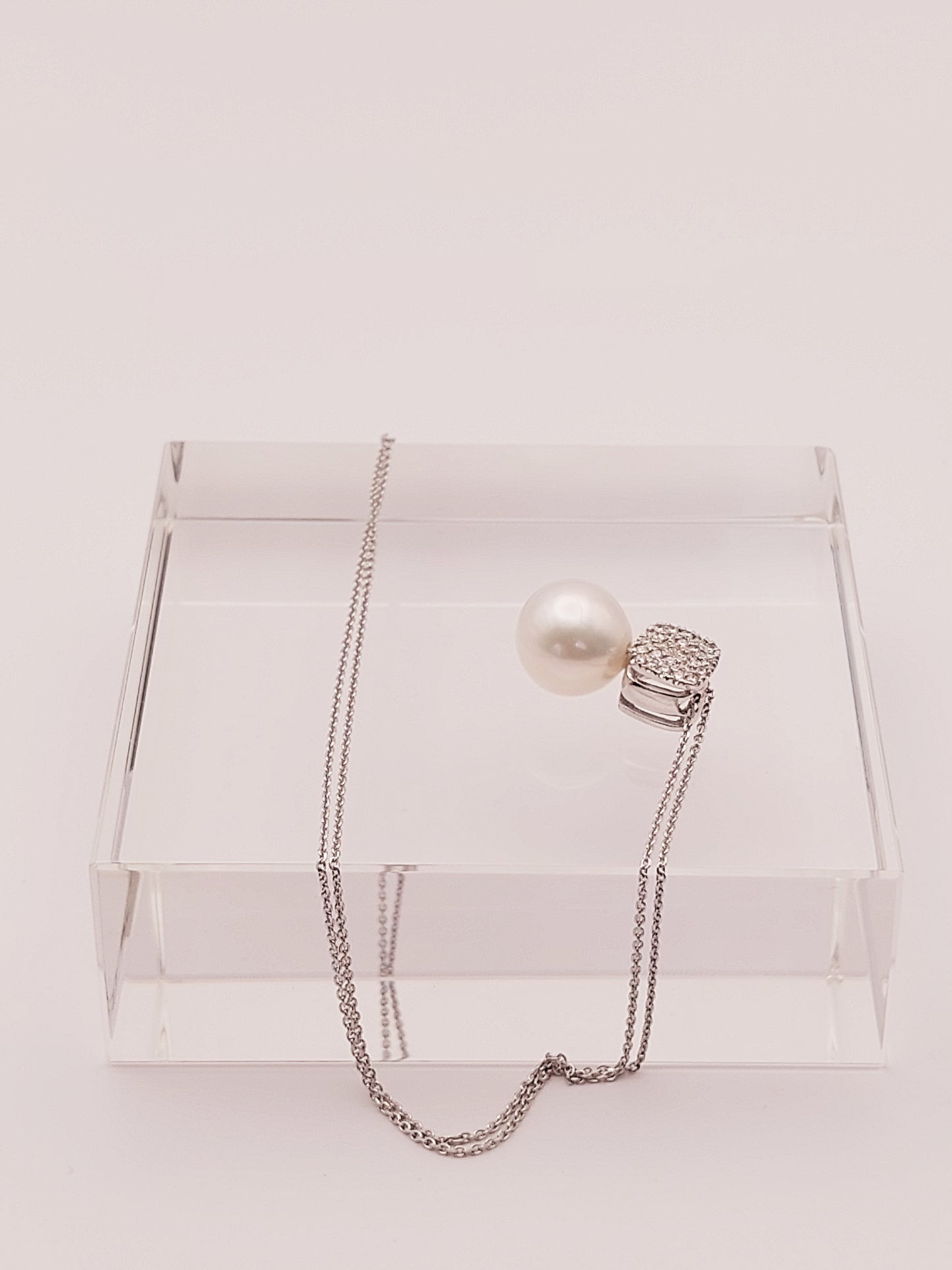 White South Sea Pearl pendant with diamonds