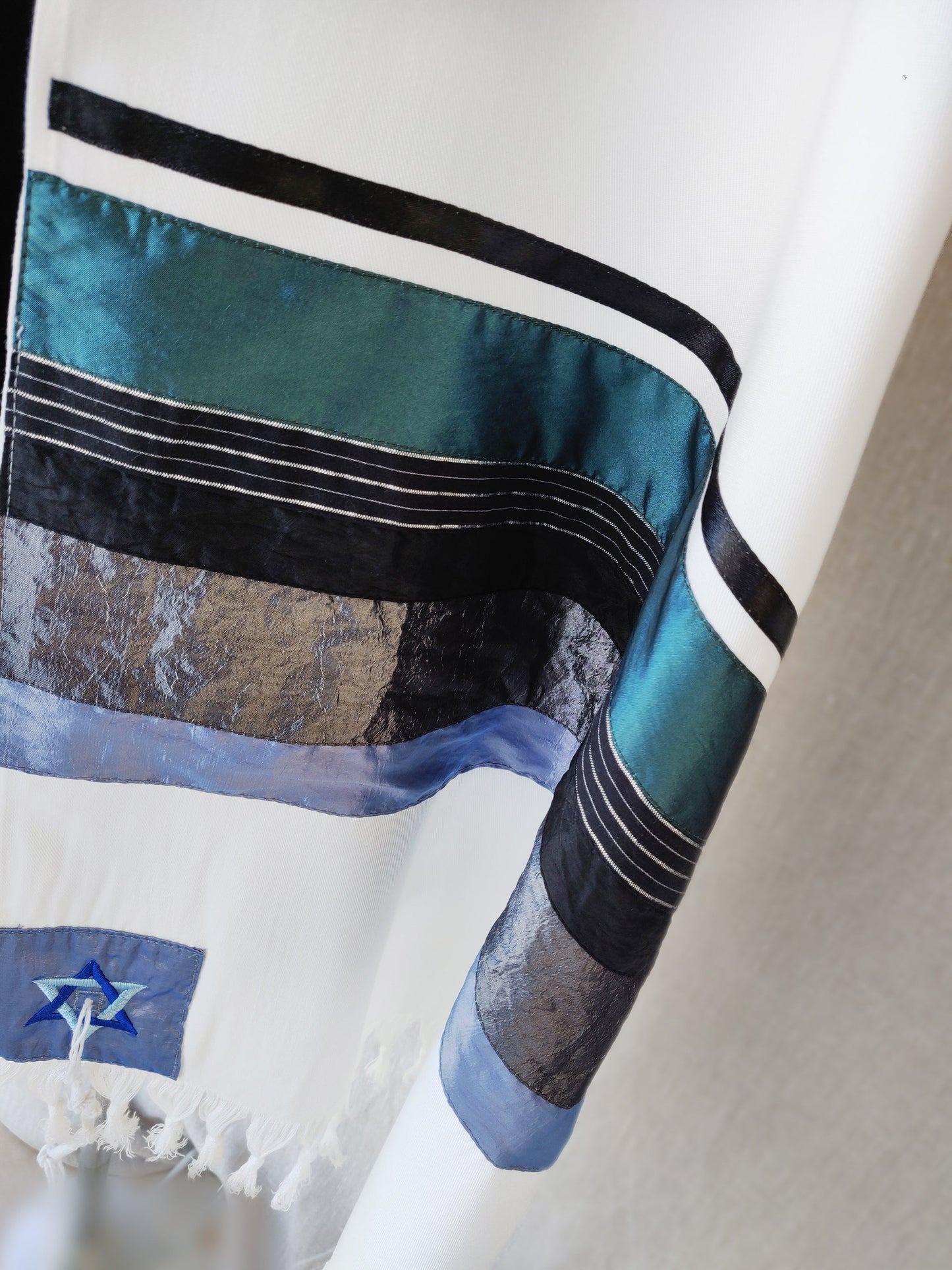 Elegant Gabrieli tallit - Turquoise on White