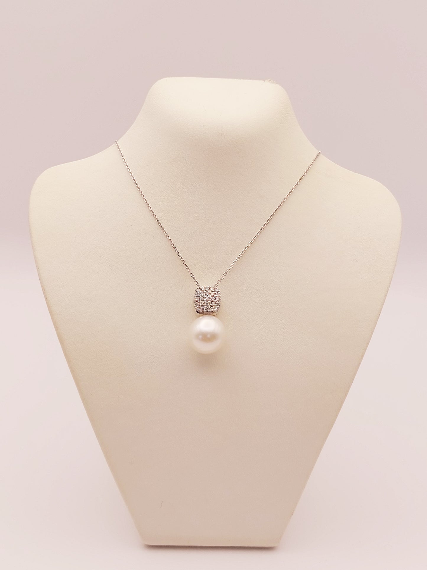 White South Sea Pearl pendant with diamonds