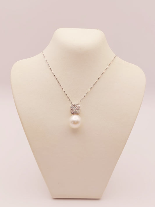 White South Sea Pearl pendant with diamonds