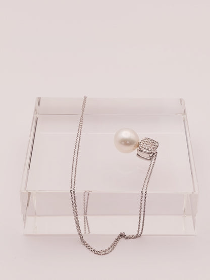 White South Sea Pearl pendant with diamonds