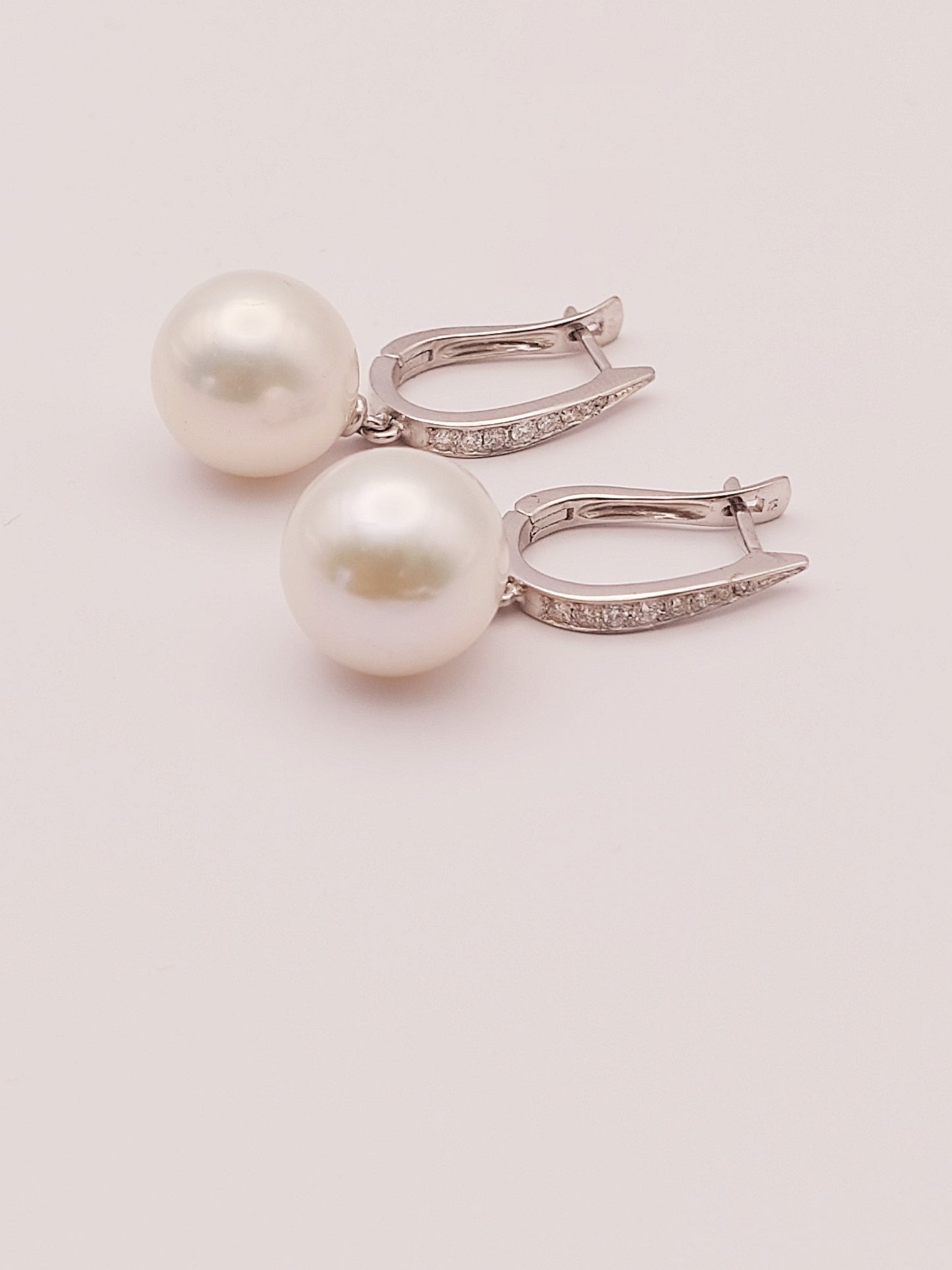 White South Pearl Earrings with Diamonds