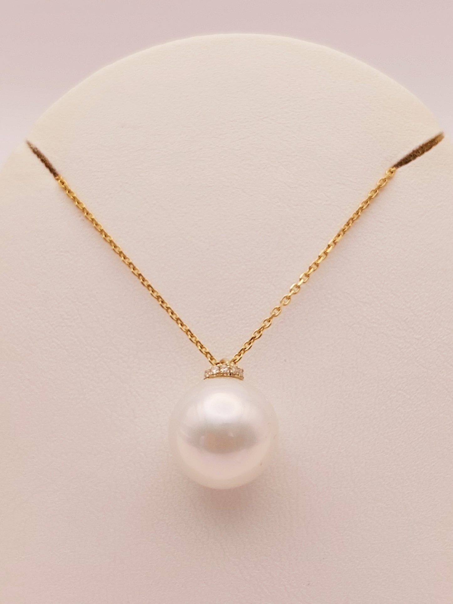 White Pearl pendant with diamonds