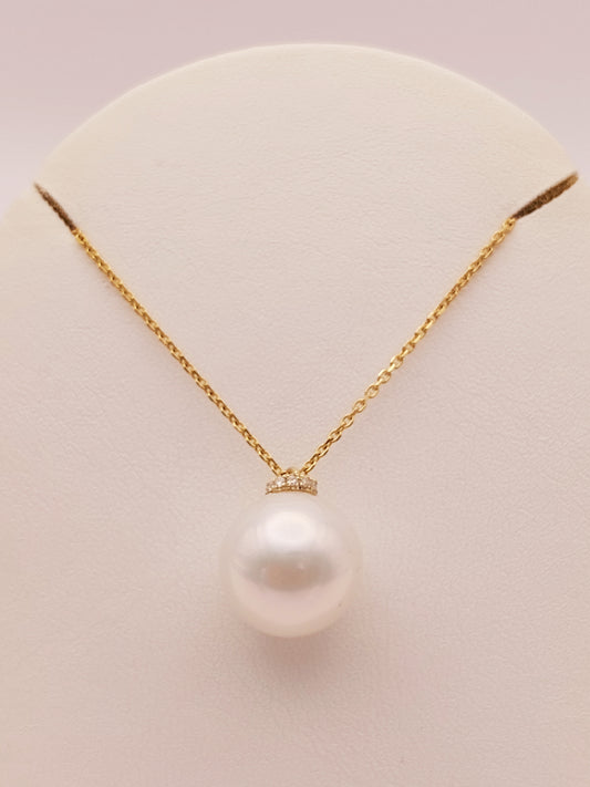 White Pearl pendant with diamonds